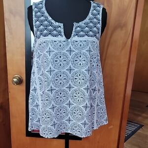 Crown & Ivy Black and White Geometric Blouse